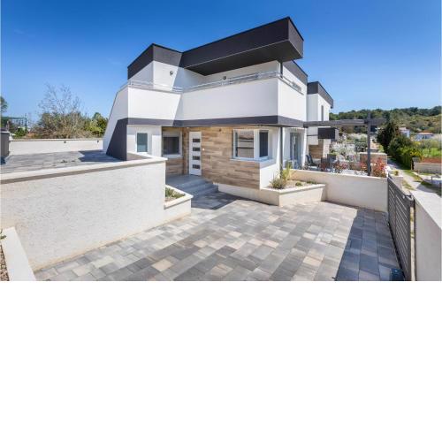 2 Bedroom Stunning Apartment In Pula