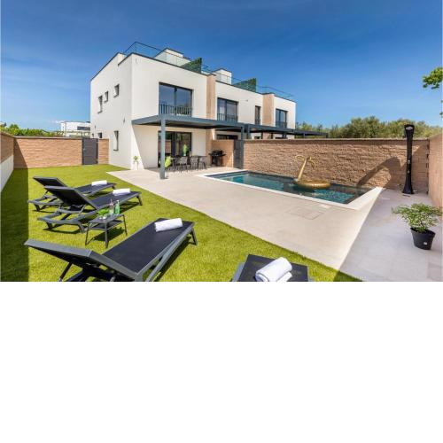 2 Bedroom Stunning Home In Peroj