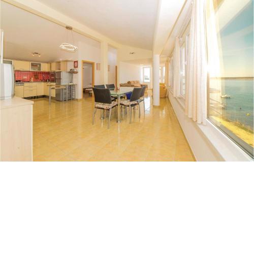 2 Bedroom Stunning Home In Povljana