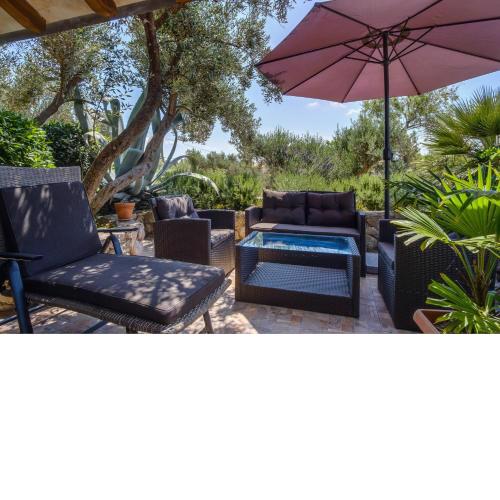 2 bedrooms house at Martinscica 50 m away from the beach with furnished garden and wifi