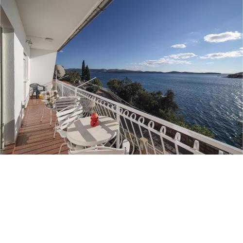 3 Bedroom Amazing Apartment In Brodarica