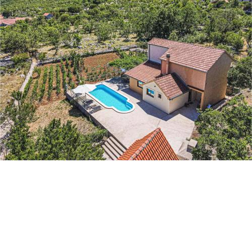 3 Bedroom Amazing Home In Mravnica