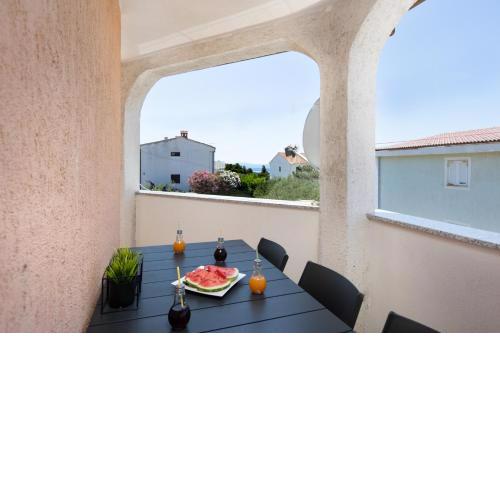 3 Bedroom Apartment Ivana with private parking, Punat
