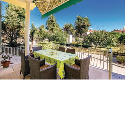 3 Bedroom Awesome Apartment In Lovran