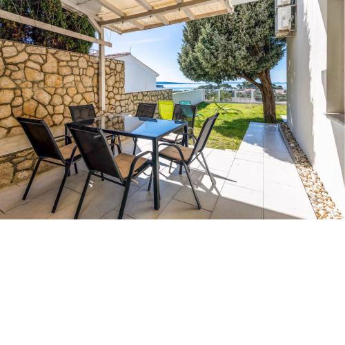 3 Bedroom Beautiful Apartment In Banjol