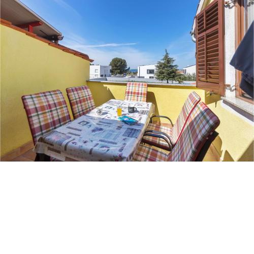 3 Bedroom Beautiful Apartment In Fazana