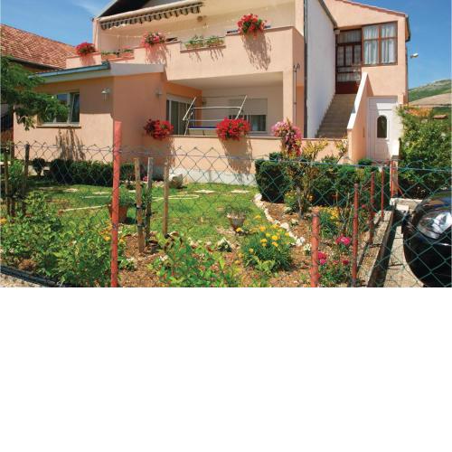 3 Bedroom Beautiful Apartment In Kastel Novi