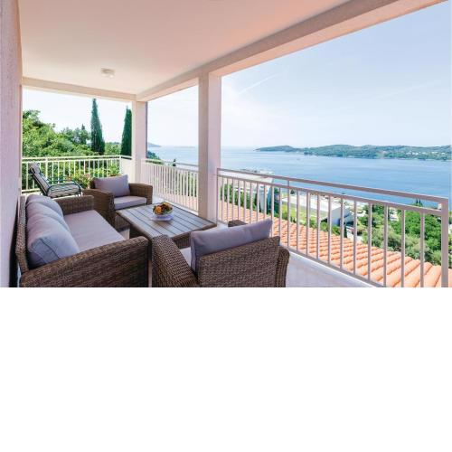 3 Bedroom Beautiful Apartment In Orasac