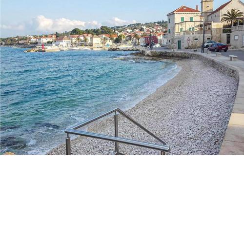 3 Bedroom Beautiful Apartment In Sutivan