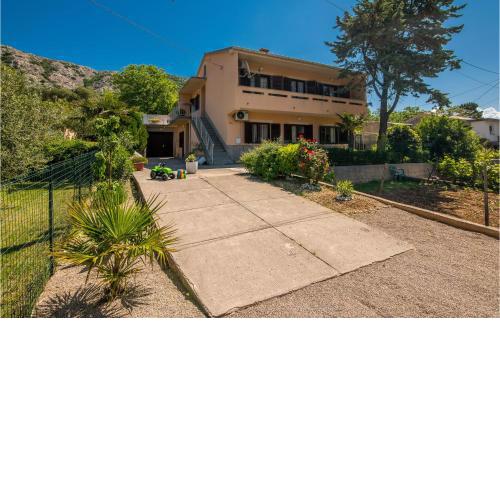 3 Bedroom Beautiful Home In Bascanska Draga