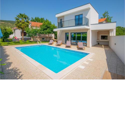 3 Bedroom Beautiful Home In Donji Prolozac