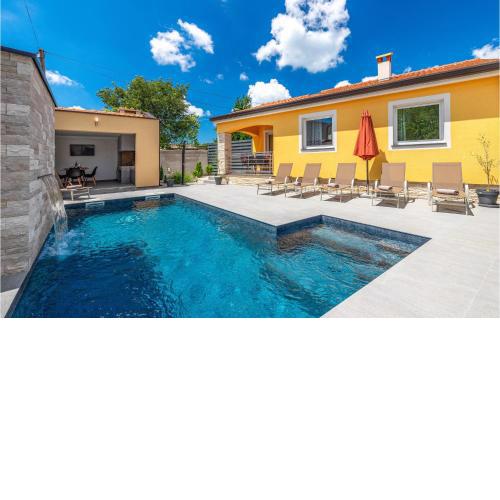 3 Bedroom Beautiful Home In Porec