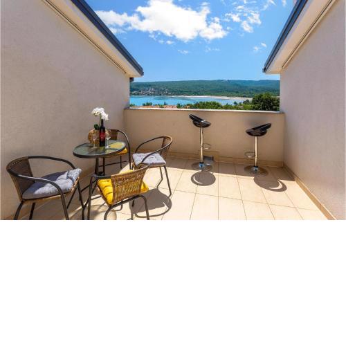 3 Bedroom Cozy Apartment In Dobrinj
