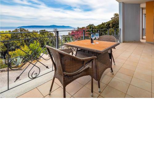 3 Bedroom Cozy Apartment In Moscenicka Draga