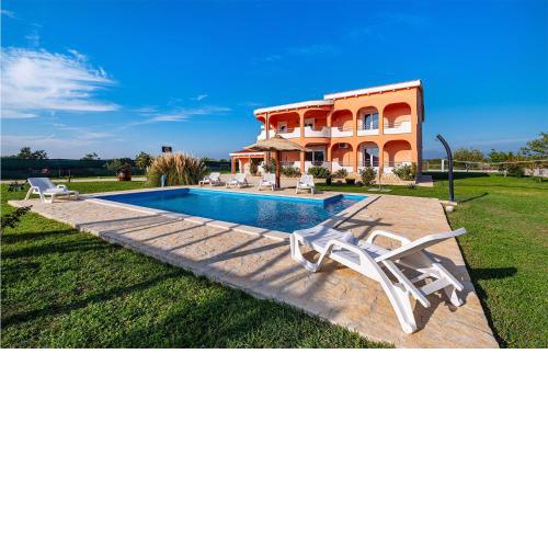 3 Bedroom Cozy Home In Galovac