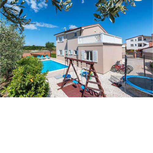 3 Bedroom Cozy Home In Loborika