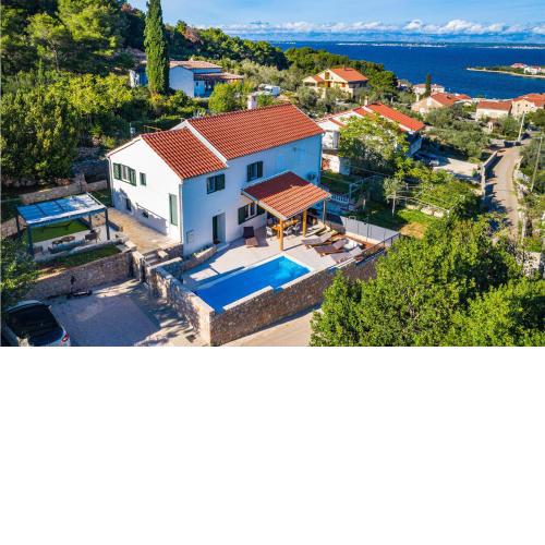 3 Bedroom Cozy Home In Lukoran