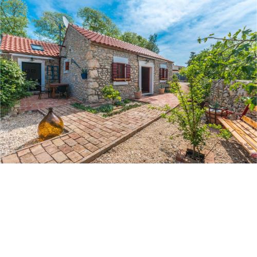 3 Bedroom Cozy Home In Sukosan