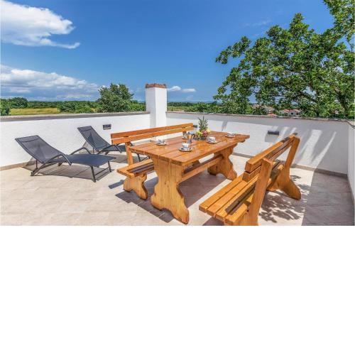 3 Bedroom Gorgeous Apartment In Muntic