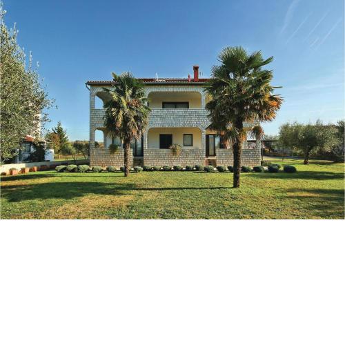 3 Bedroom Gorgeous Apartment In Porec