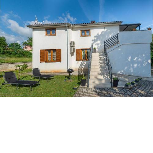 3 Bedroom Gorgeous Apartment In Rezanci