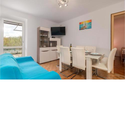 3 Bedroom Lovely Apartment In Dobrinj