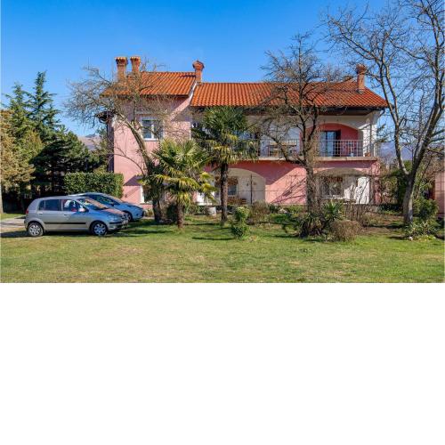 3 Bedroom Lovely Apartment In Drazice
