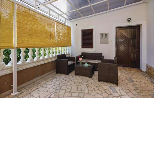 3 Bedroom Nice Apartment In Cavle
