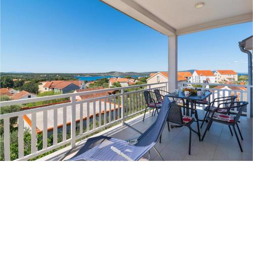 3 Bedroom Nice Apartment In Milna