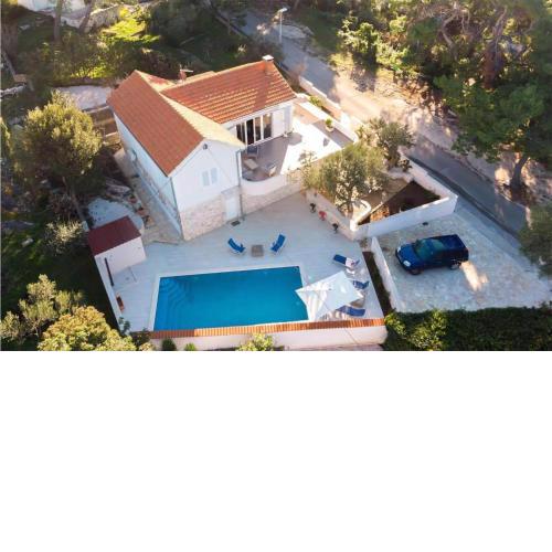 3 Bedroom Nice Apartment In Splitska-Postira