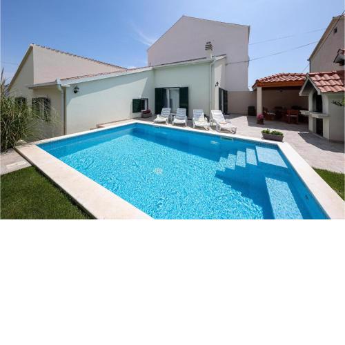 3 Bedroom Nice Home In Mravince
