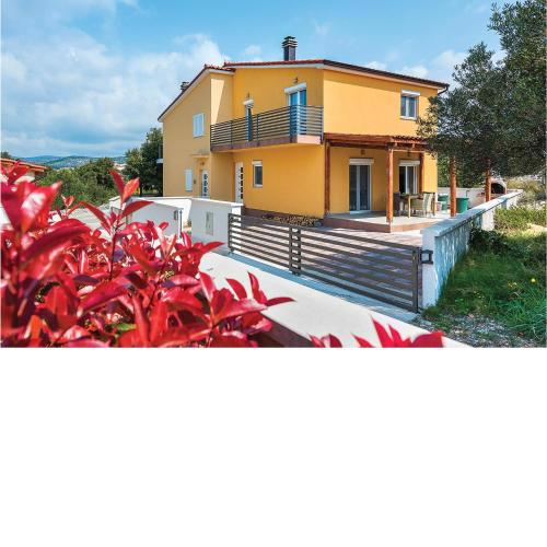 3 Bedroom Nice Home In Razanj