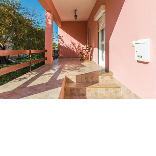3 Bedroom Nice Home In Sikovo