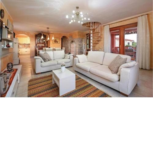 3 Bedroom Stunning Apartment In Galizana