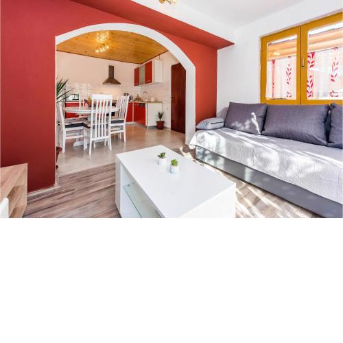 3 Bedroom Stunning Apartment In Skradin