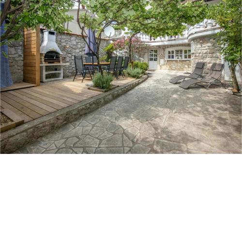3 Bedroom Stunning Home In Novi Vinodolski