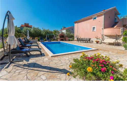4 Bedroom Amazing Home In Miranje