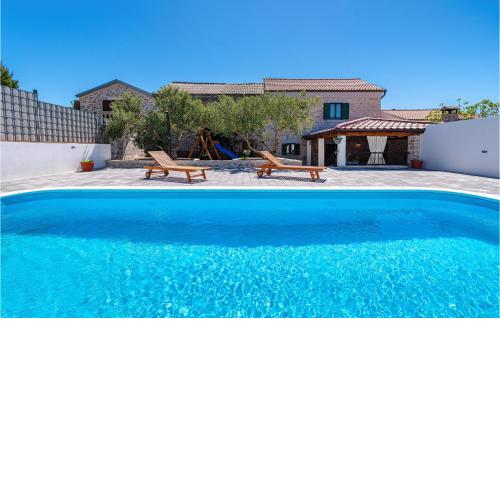 4 Bedroom Awesome Home In Drage
