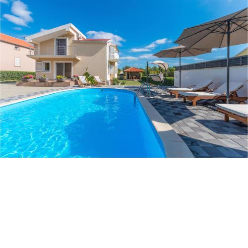 4 Bedroom Awesome Home In Pristeg