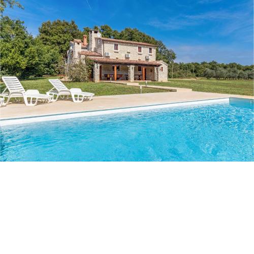 4 Bedroom Awesome Home In Pula