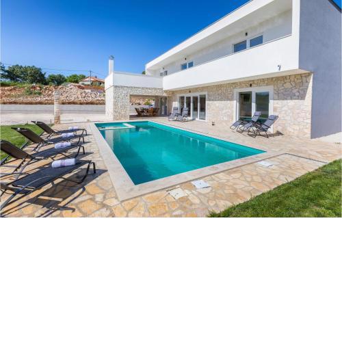 4 Bedroom Beautiful Home In Jursici