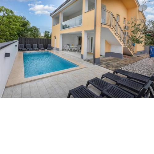 4 Bedroom Cozy Home In Betiga