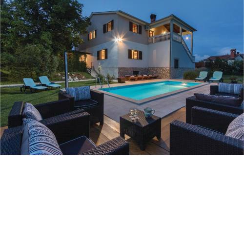4 Bedroom Cozy Home In Jakacici