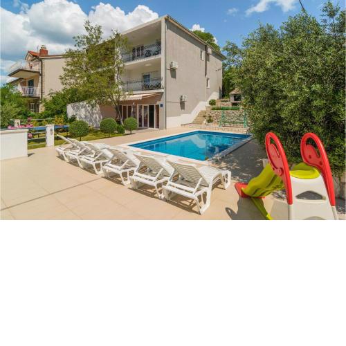 4 Bedroom Cozy Home In Kucice
