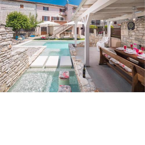 4 Bedroom Cozy Home In Peresiji