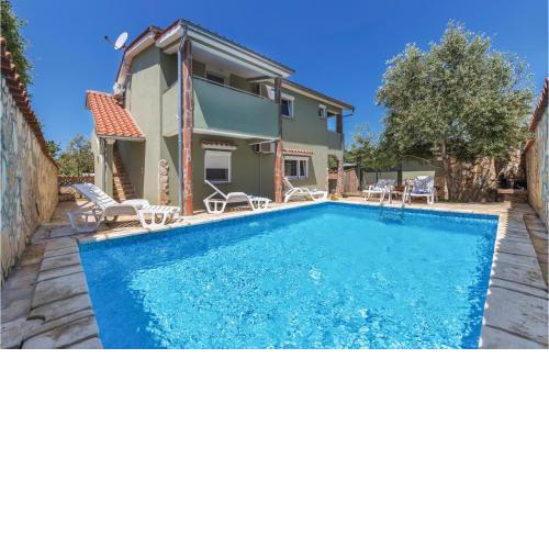 4 Bedroom Cozy Home In Peroj