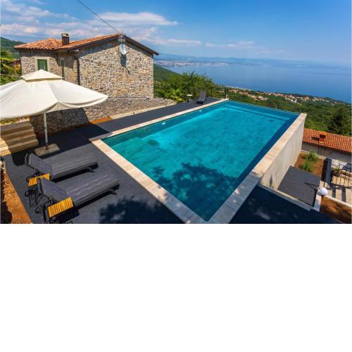 4 Bedroom Cozy Home In Poljane