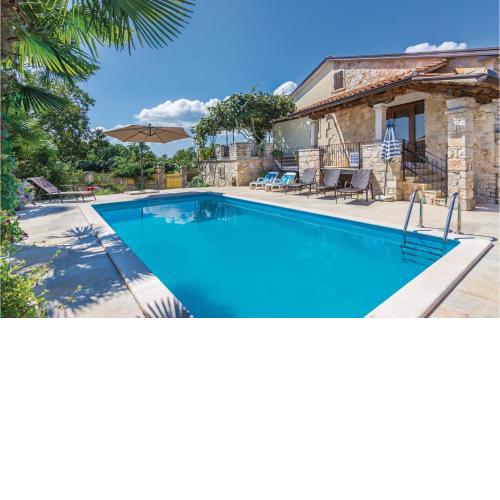 4 Bedroom Cozy Home In Puzari