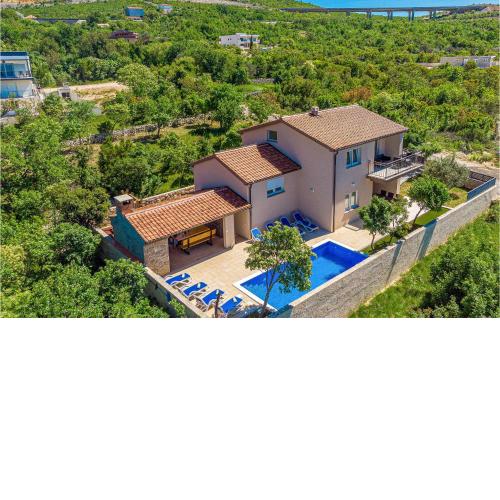 4 Bedroom Cozy Home In Rovanjska