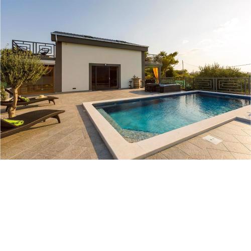 4 Bedroom Cozy Home In Split